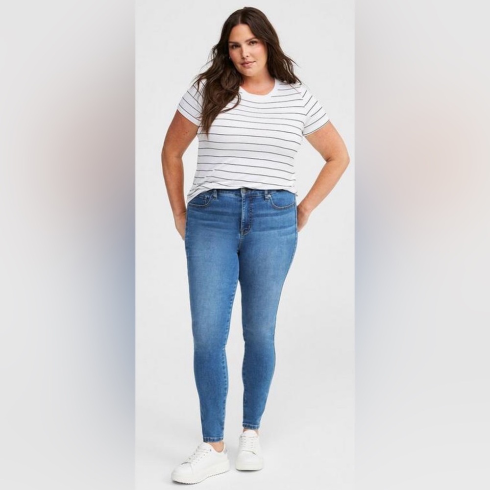 TORRID Denim Distressed Skinny Blue Jeans‎ Stretch Comfy Pull On Flattering 16T